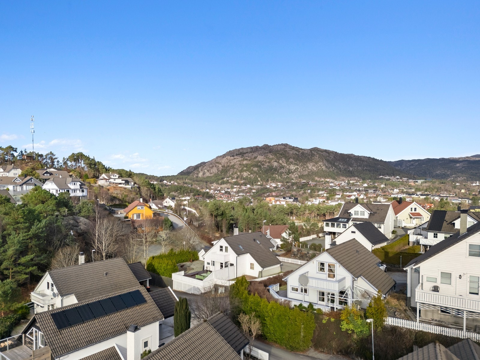Med bil når du Leirvik sentrum på omtrent 13 minutter. Galleribilde