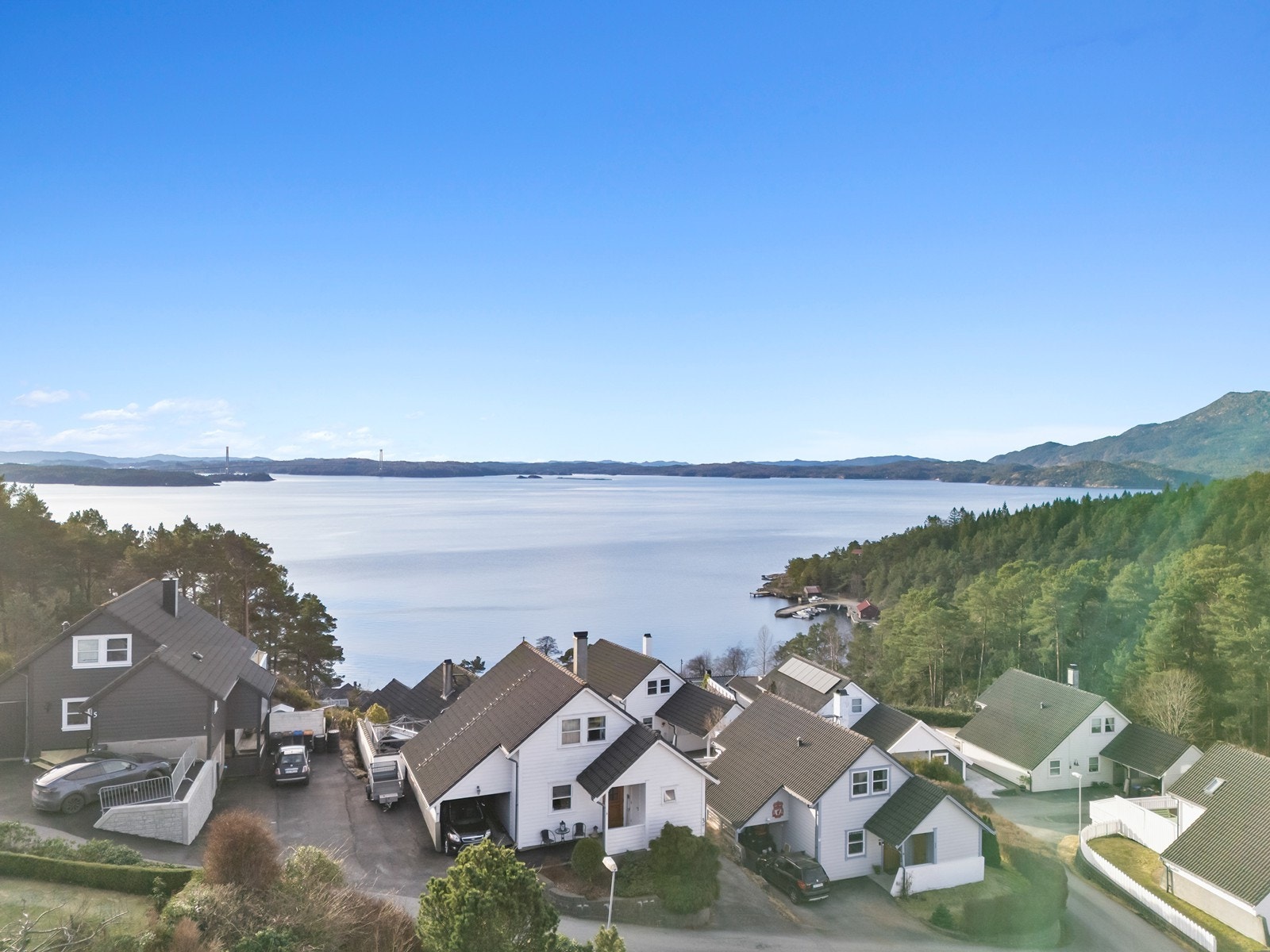 Det er også kort avstand til Sagvåg sentrum hvor du finner et bredt utvalg av servicetilbud. Galleribilde