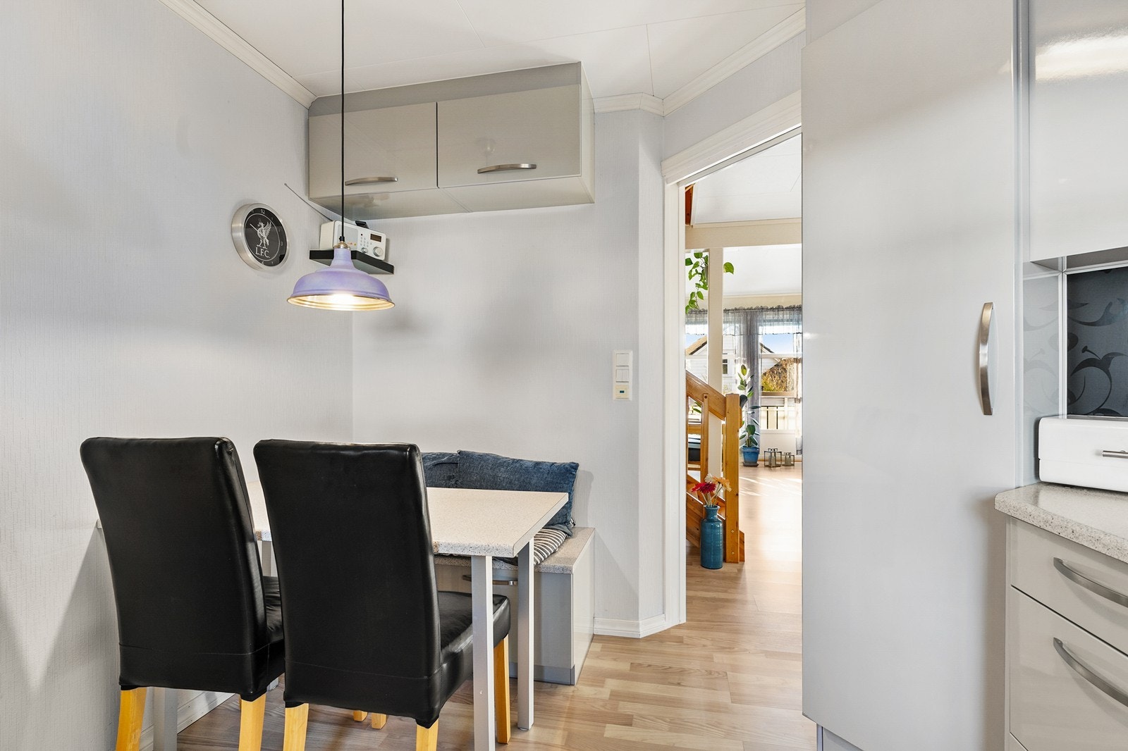 Videre beveger man seg inn mot kjøkkenet. Galleribilde