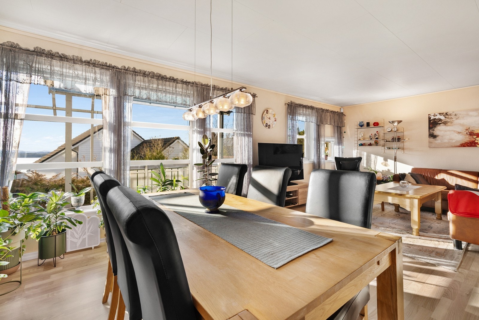 Rommets størrelse gjør det enkelt å skape flere hyggelige soner. Galleribilde