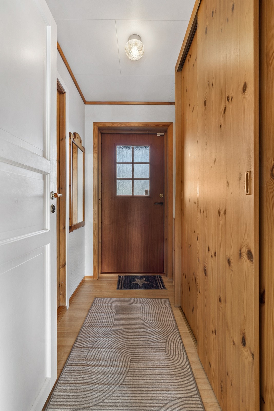 Entré med plass til å henge fra seg yttertøy og sette fra seg sko i skyvedørsgarderobe. Galleribilde