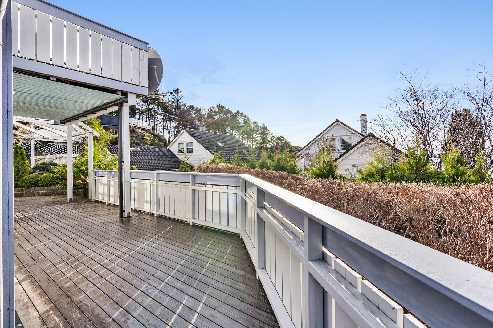 Eiendommen har pent opparbeidede og solfylte uteområder som er til stor glede for hele familien. Galleribilde