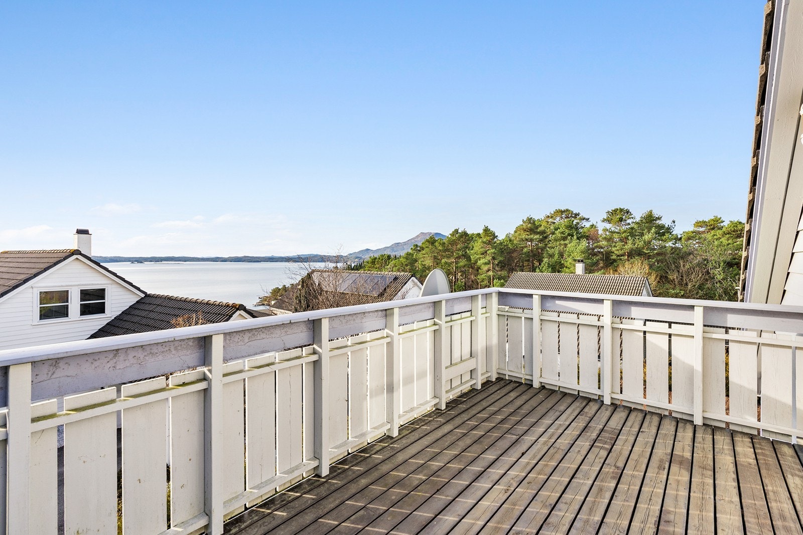 En fin og velholdt enebolig beliggende i et veletablert og barnevennlig boligområde i Høgåsen. Galleribilde