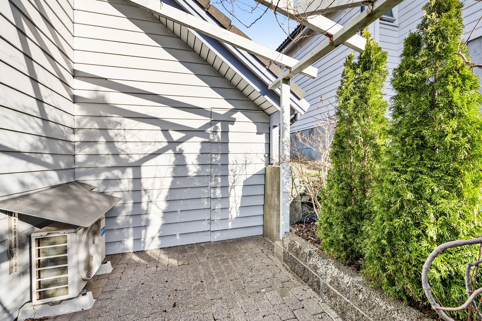 Det er bygget pergola på østsiden av uteområdet. Galleribilde