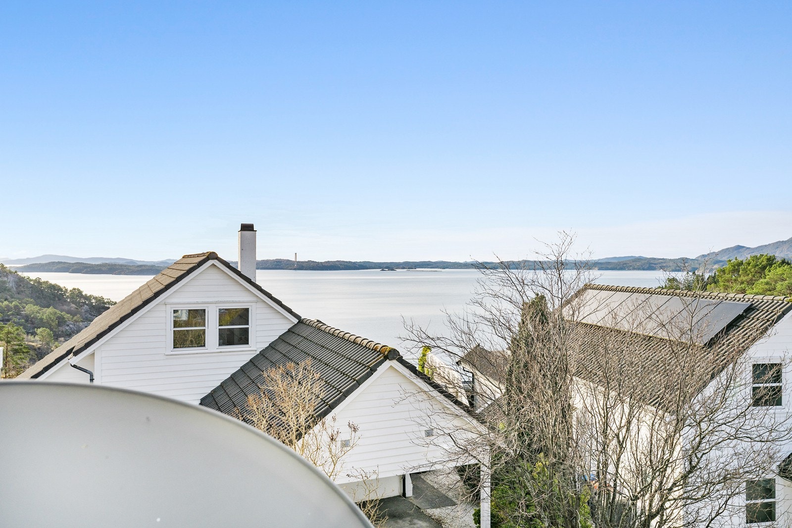 Fra boligens 2. etasje har man fantastisk utsikt over nærområdet og sjøen. Galleribilde