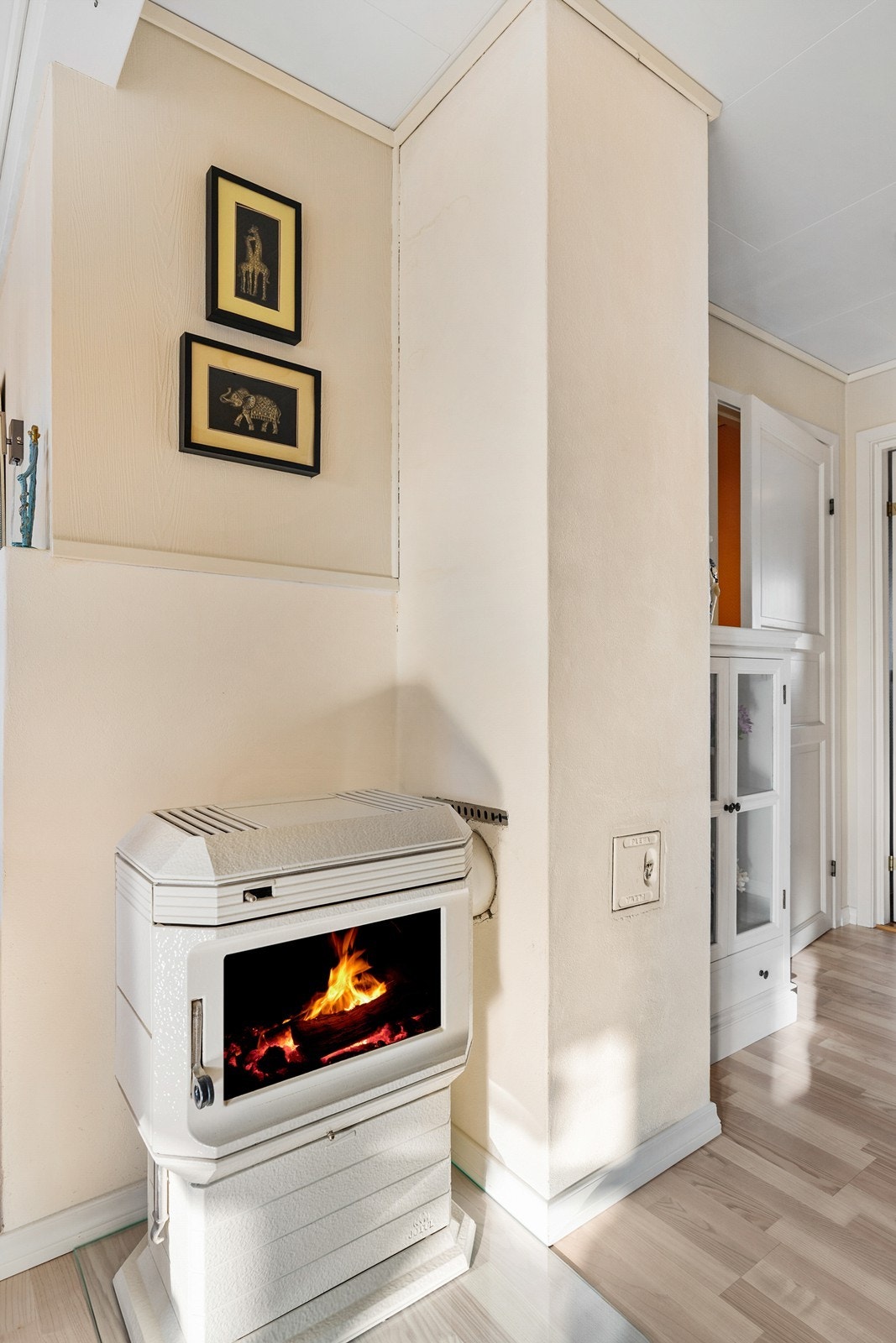 Ildsted i stuen sørger for et lunt og godt inneklima. Galleribilde