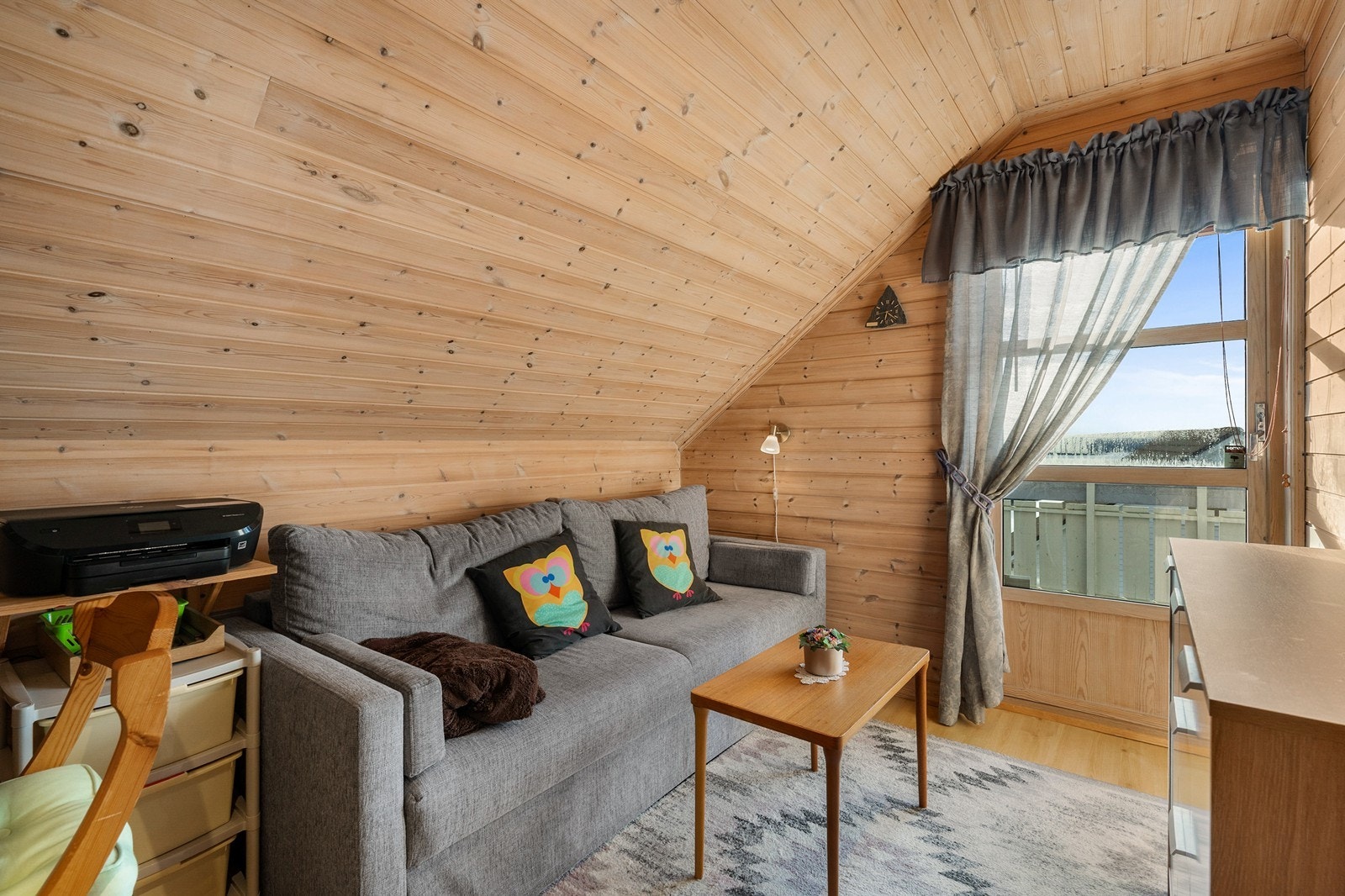 Det ene soverommet blir i dag brukt som loftstue. Galleribilde