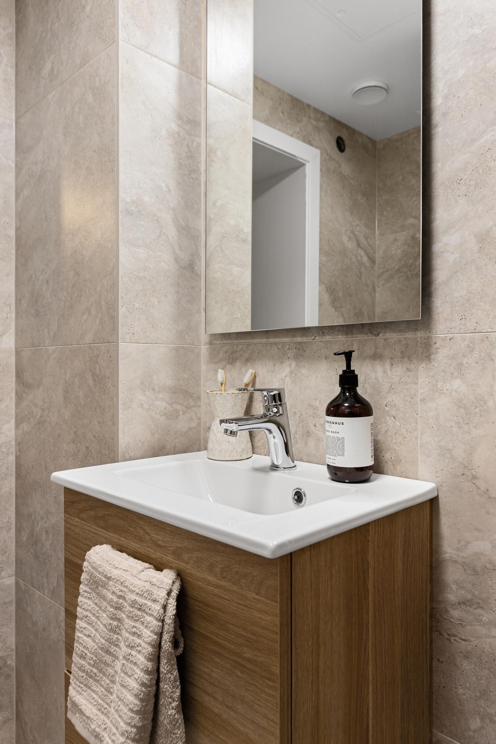 Lekkert flisvalg og moderne baderomsmøblement Galleribilde