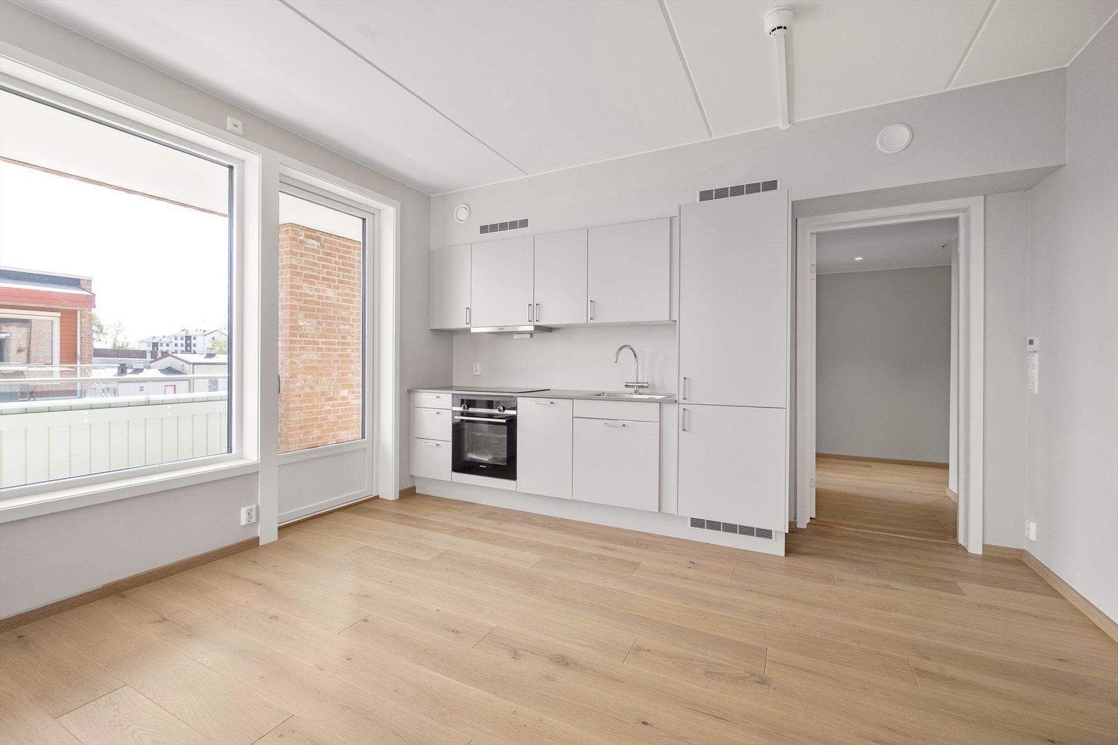 Leiligheten har et innbydende og stilfullt kjøkken fra Sigdal, i åpen løsning. Kjøkkenet er designet og innredet med tanke på funksjonalitet, og har godt med skap- og benkeplass. Galleribilde