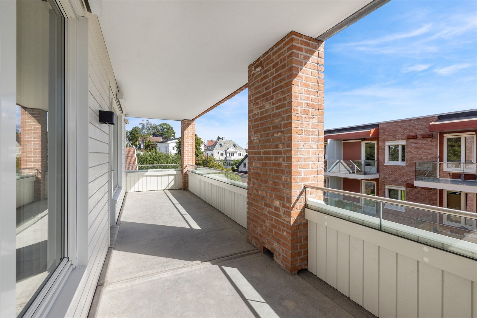 Balkongen blir som en forlengelse av stuen/ kjøkkenet på varme dager, og har godt med plass til utemøbler, blomster, grill el. Her kan kaffekoppen nytes i takt med den nydelige morgen- og formiddagssolen! Galleribilde