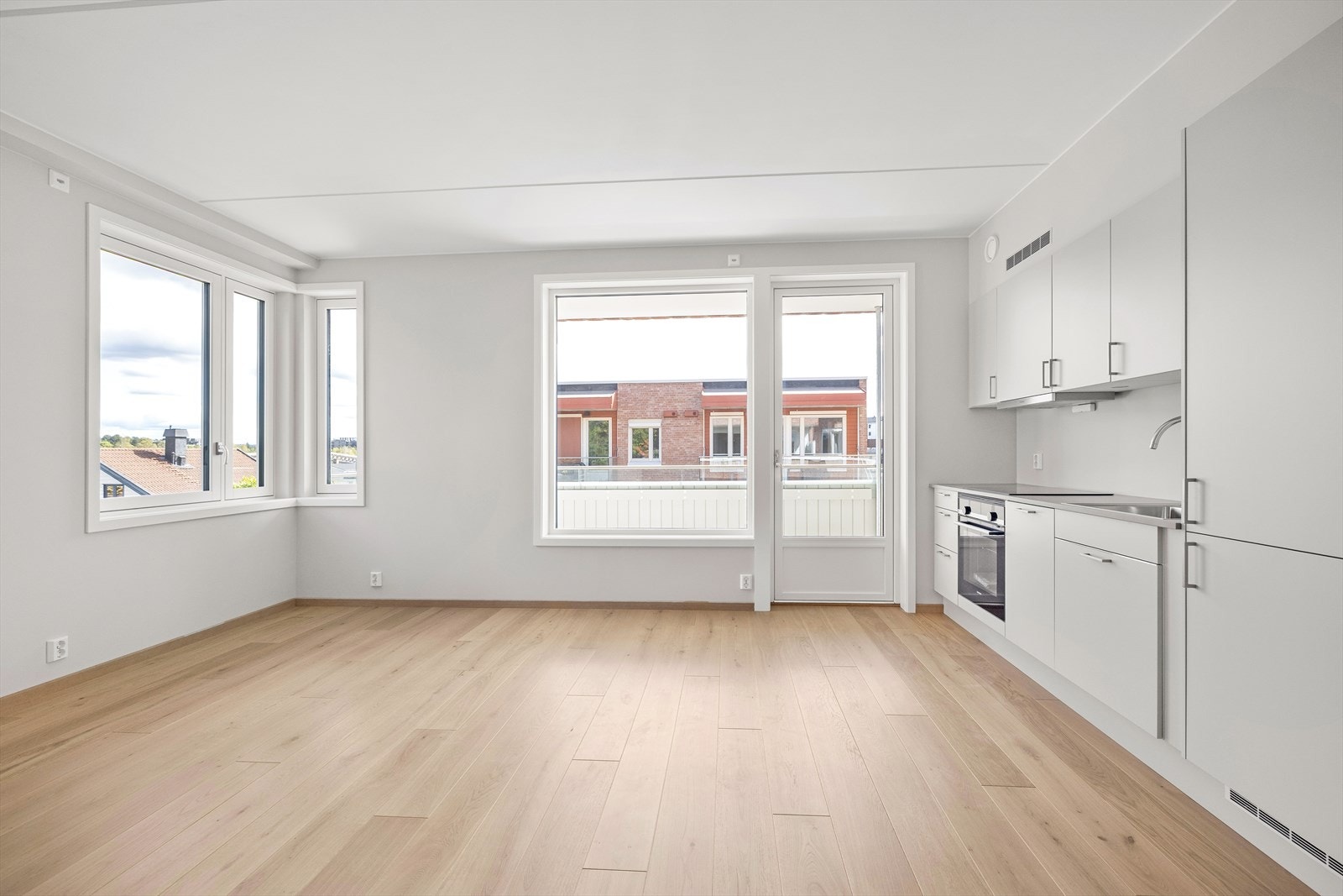 I stuen er det gode møbleringsmuligheter, med plass til sofa, TV-benk og tilhørende møblement samt lite spisebord som rommer plass til venner eller familie. Galleribilde