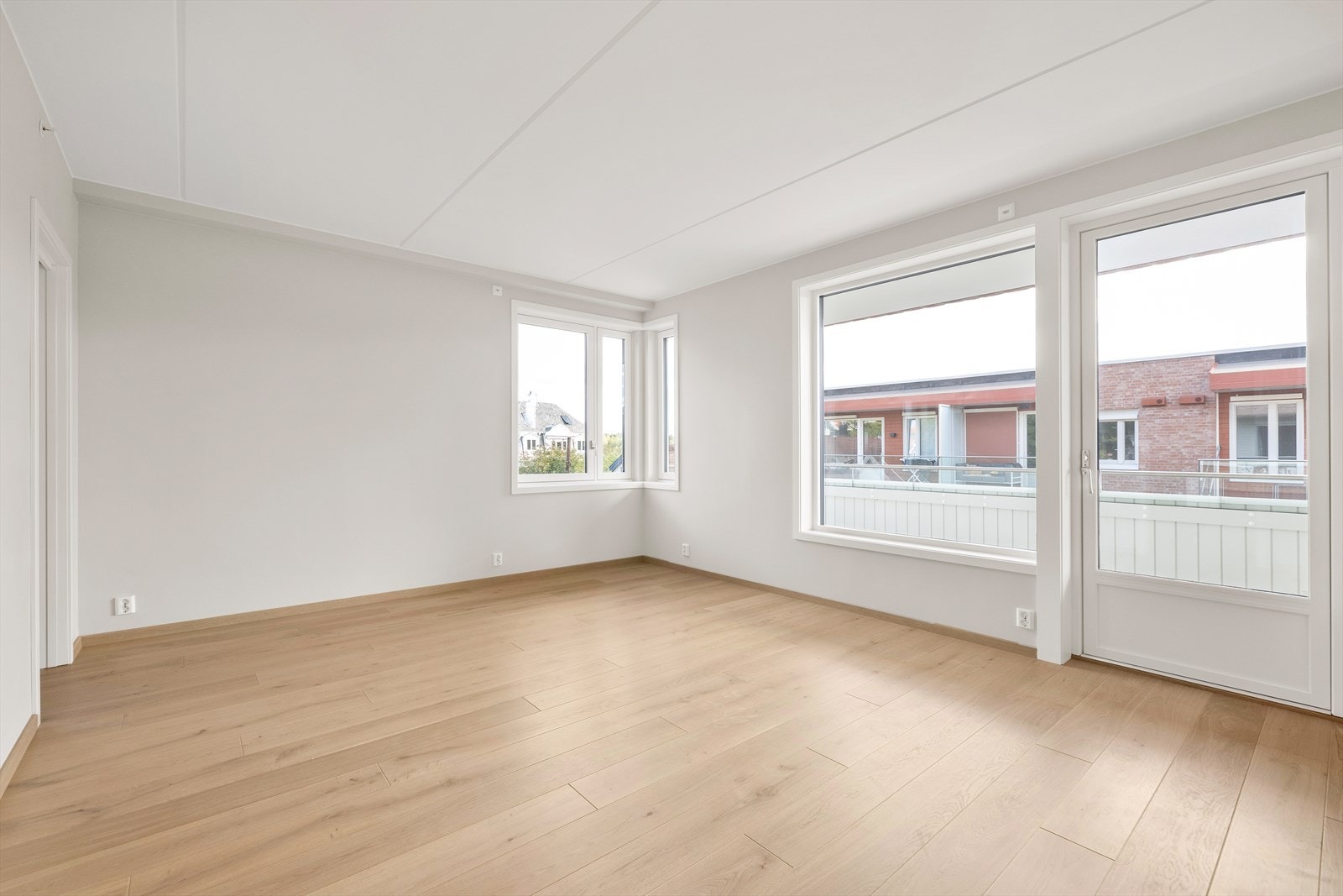 Rommet har store vindusflater som slipper inn rikelig med naturlig lys, og skaper en hyggelig atmosfære. Galleribilde