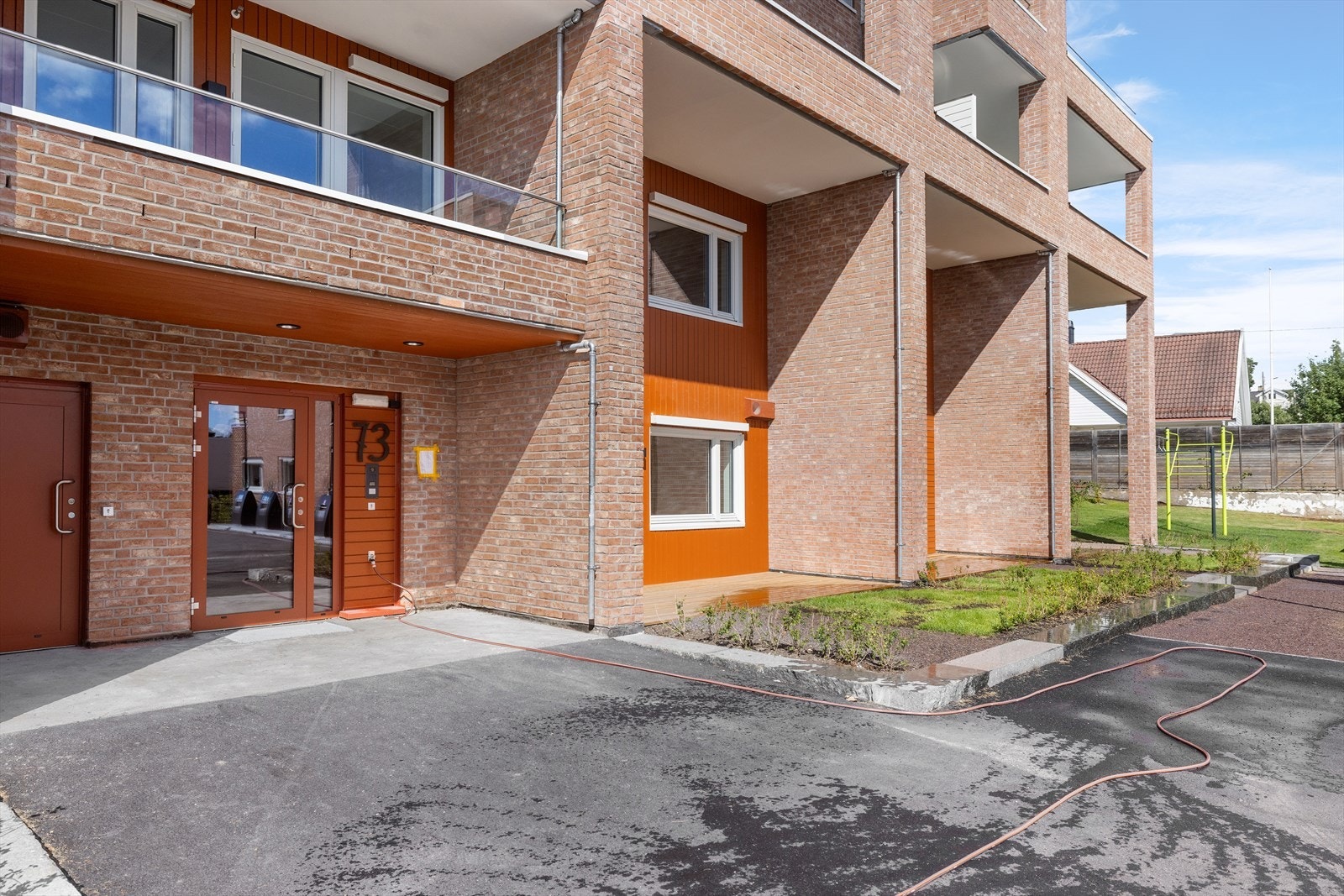 Her bor man med kun 5 min. gange til et hyggelig handelssentrum og 5-6 min. til tog og buss. Oslo er en kort tog- eller bussreise unna (10 min.). Galleribilde