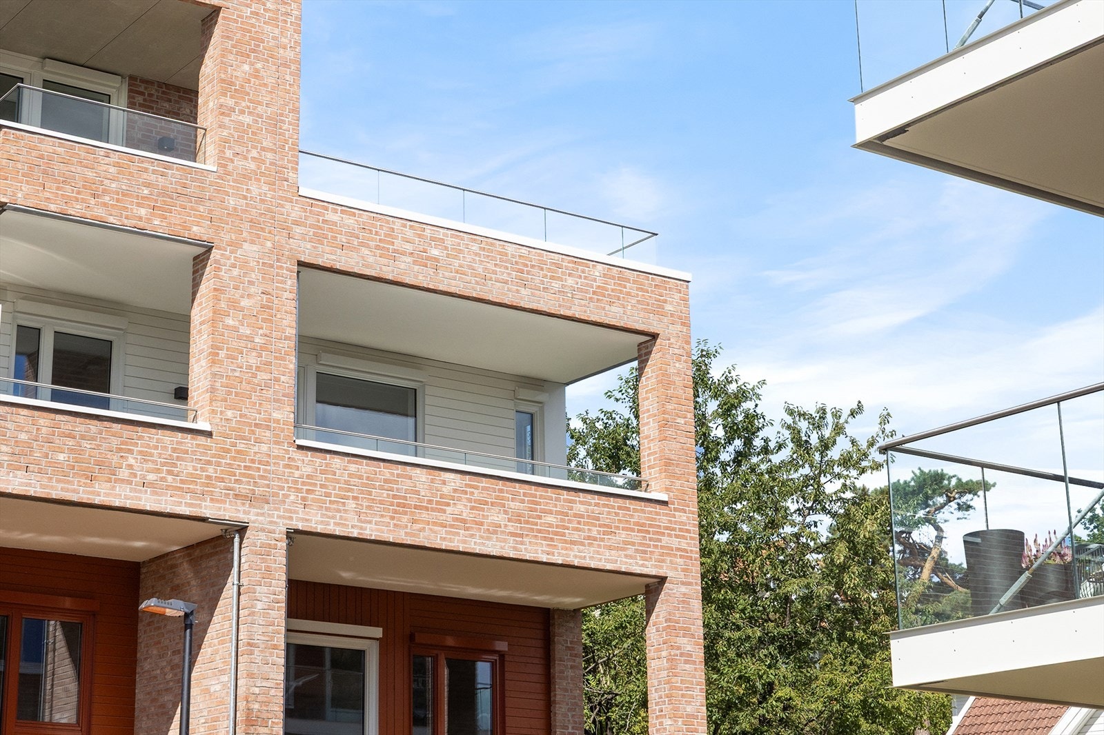 Etter jobben kan du plukke opp noe lettvint i nærbutikken tvers over gaten, kaste et badehåndkle i sykkelkurven og dyppe føttene i sjøen - Eller trekke deg tilbake på den fantastiske balkongen på fine dager. Det er ditt valg! Galleribilde