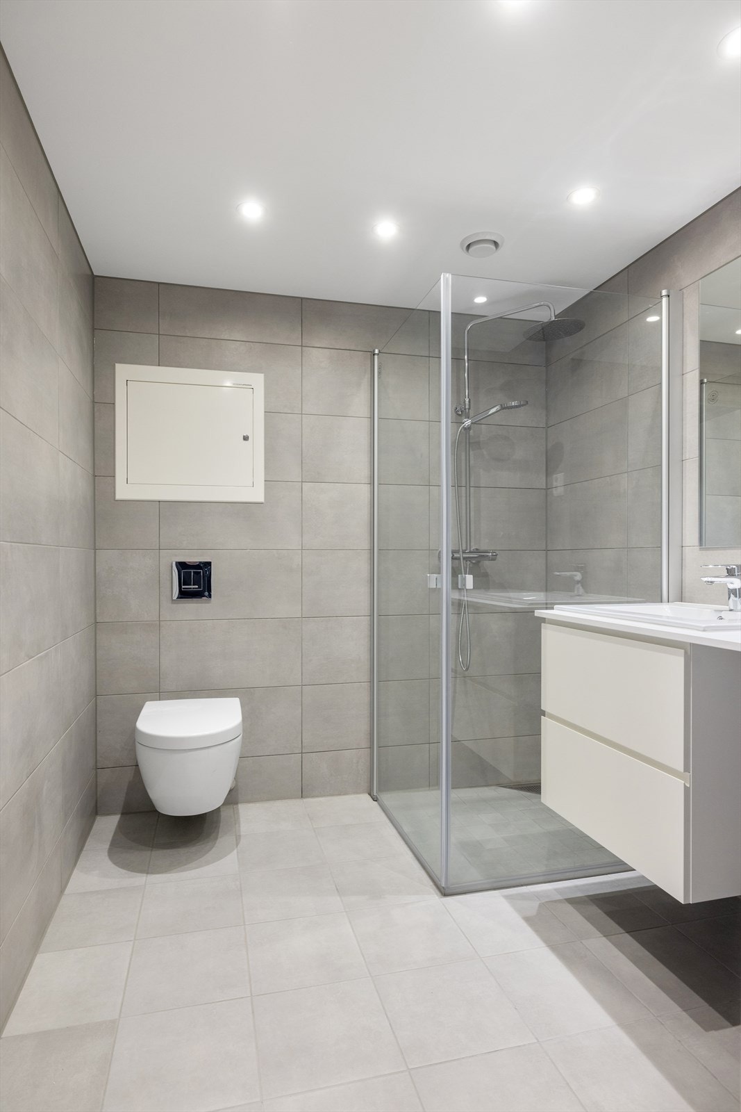 Toalettet er vegghengt med softclose-toalettsete og dusjhjørnet har takdusj samt håndholdt spylefunksjon. Det er opplegg for vaskemaskin og tørketrommel, som gjør vaskingen av klær til en lek. Galleribilde