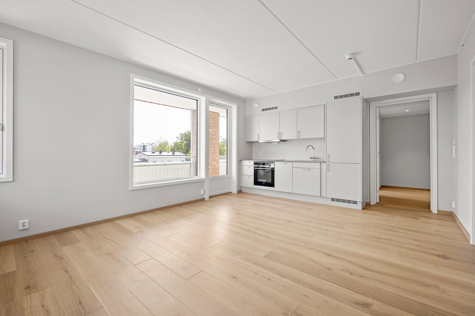 Det leveres tomrør for montering av motordrevne utvendige screens med innvendig betjening. Galleribilde