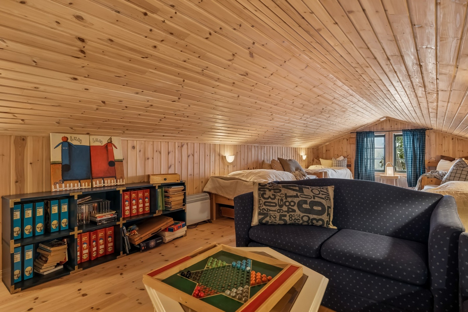 Hemsen er i dag innredet med sofa og sengeplasser. Det gjøres oppmerksom på at hemsen ikke er måleverdig, og er ikke godkjent som rom for varig opphold/soverom Galleribilde