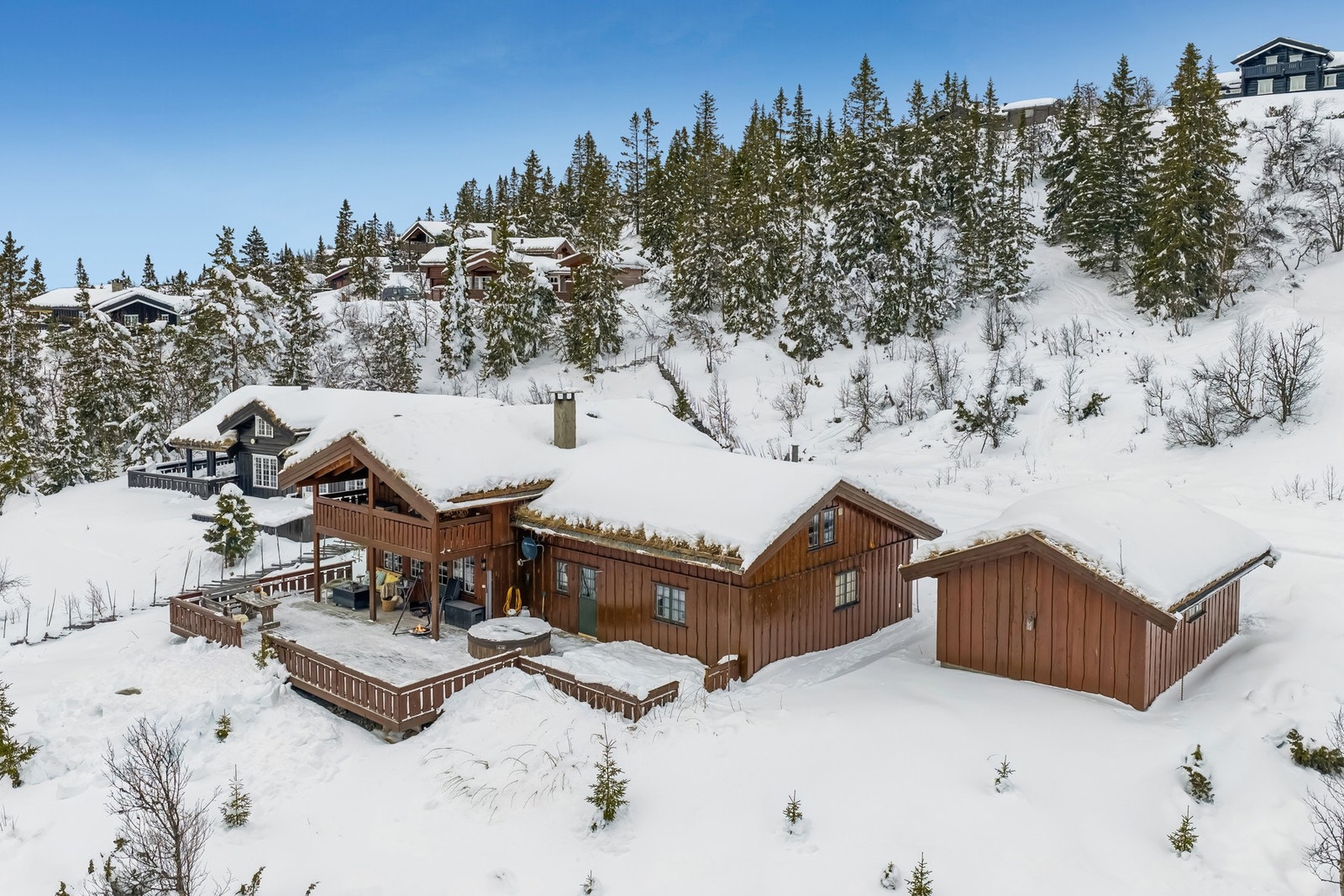 Hytta er bygd i 2002 og er over to plan med god plass til familien Galleribilde