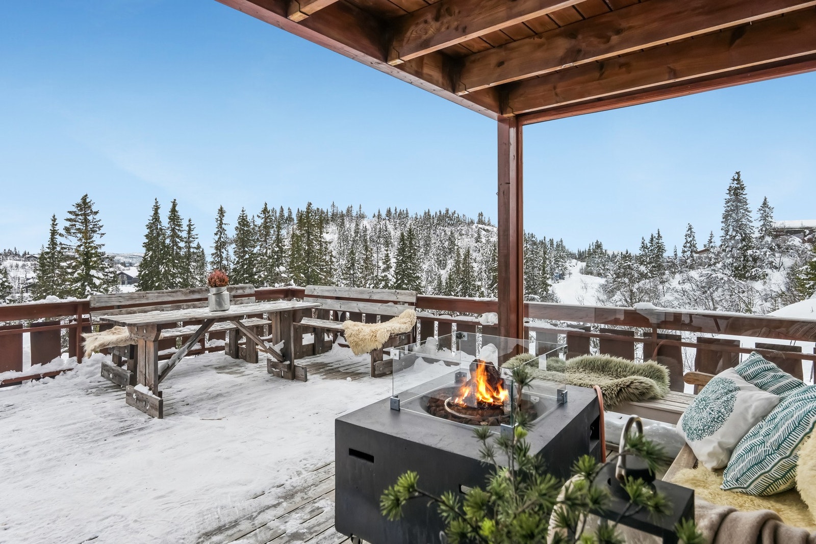 Terrasse med plass til flere utesoner - sitteplasser og andre utemøbler Galleribilde