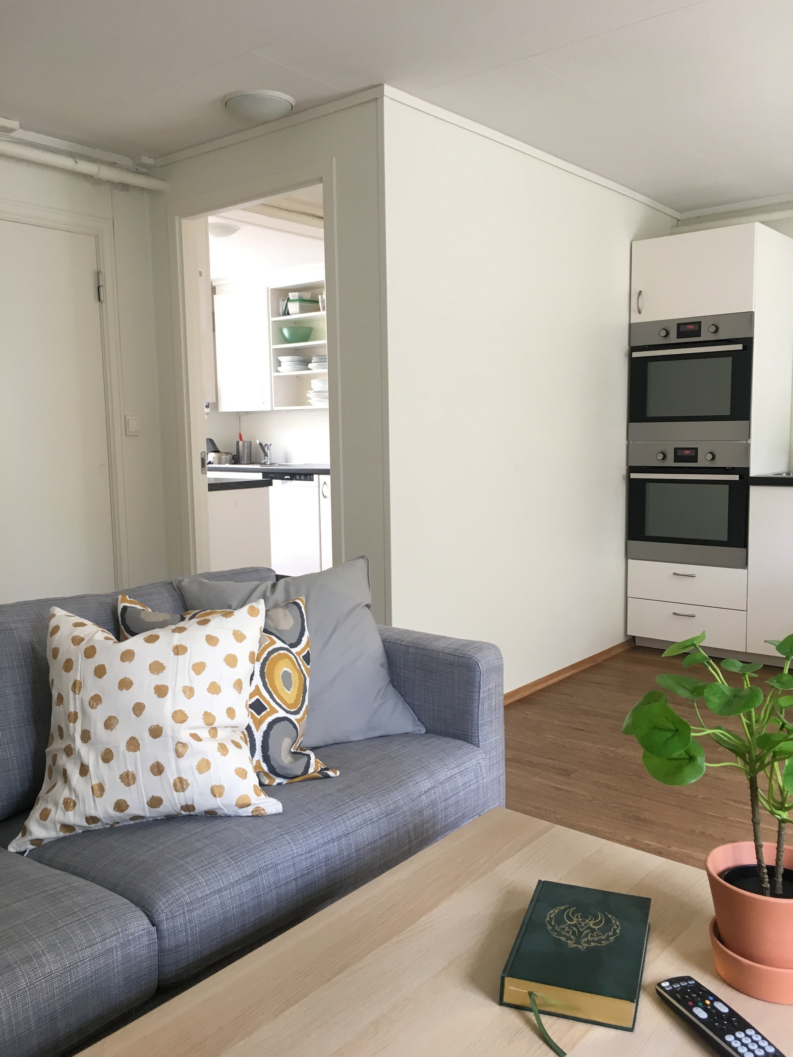 Stue - fellesrom.
Kjøkkenet i bakgrunnen er for de hyblene som ikke har kjøkken på rommet, mens stekeovner ved spiseplass er for de som ikke har dette på sitt eget minikjøkken. Galleribilde