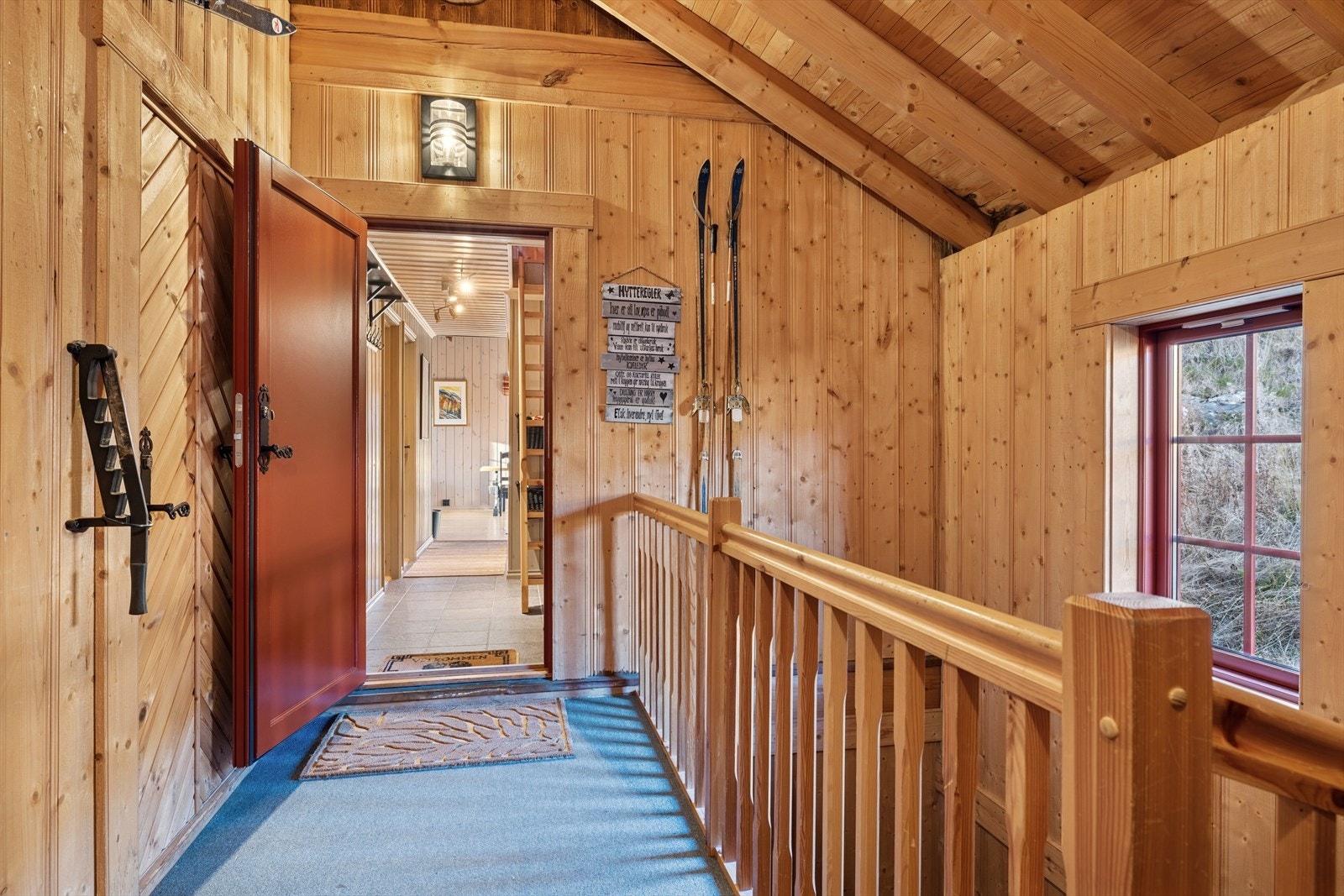 Leiligheten ligger i byggets 2. etasje - på venstre side. Her ser du døren til en stor bod, i tillegg til en innvendig bod rett innenfor inngangen på høyre side. Praktisk og lett tilgjengelig lagringsplass Galleribilde