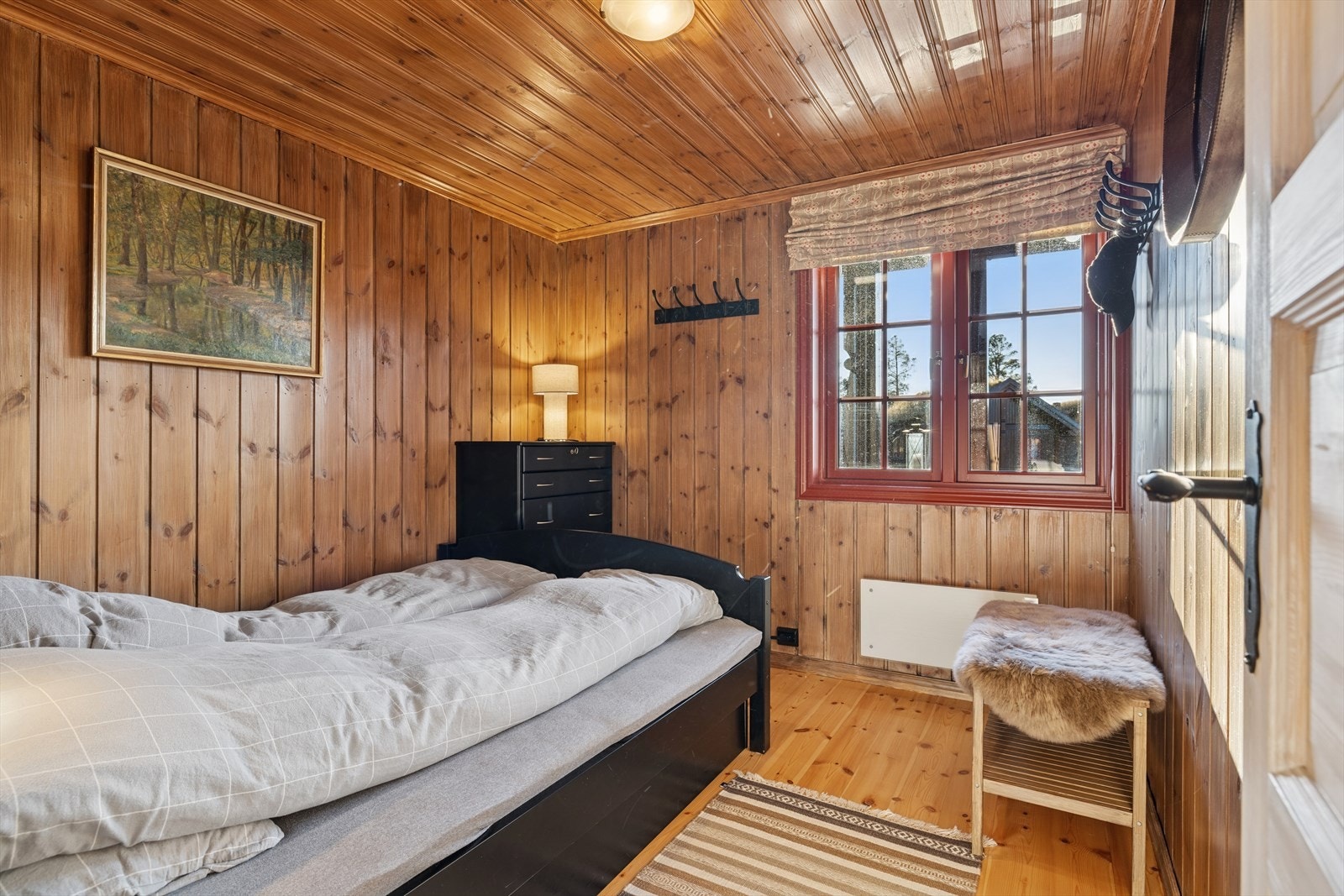 På hovedsoverommet er det også plass til barneseng - perfekt for småbarnsfamilier som ønsker fleksible løsninger. Galleribilde