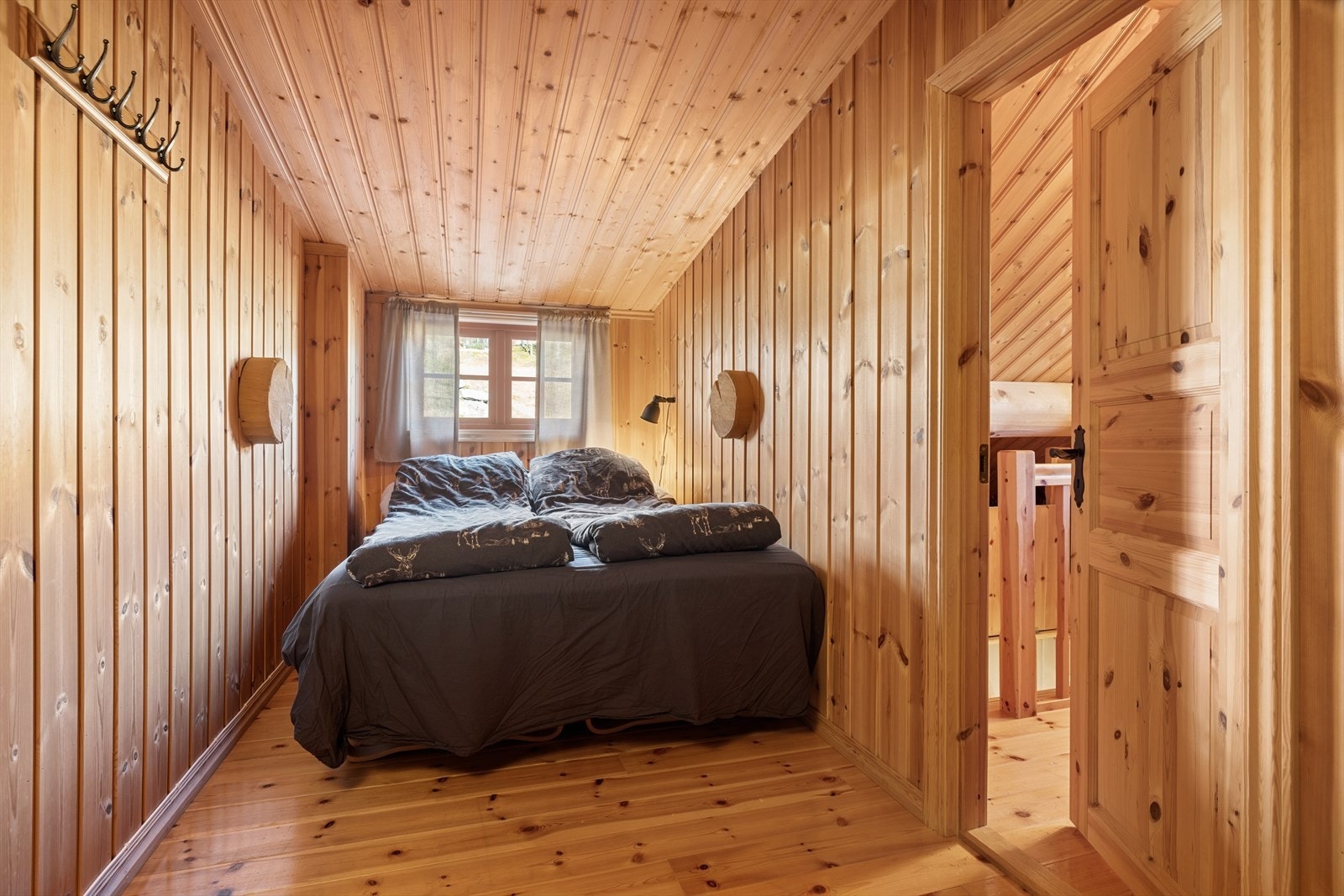 Soverom i leilighetens loftsetasje - her er det installert godkjent rømningsvindu for trygghet og komfort. Galleribilde