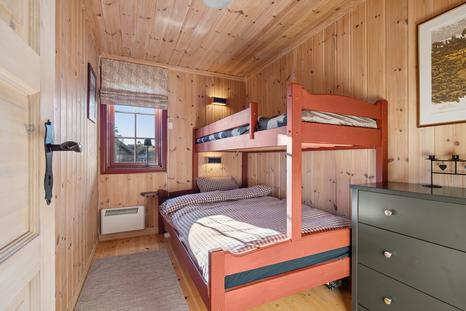 Soverom med familiekøye og plass til garderobe - praktisk og koselig for både store og små. Galleribilde