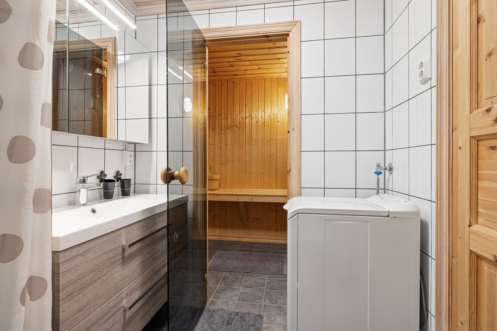 Her er det bare å tasse inn med morgentrøtte føtter på et varmt og godt badegulv - eller nyte en avslappende badstue etter en lang og frisk fjelltur. Galleribilde