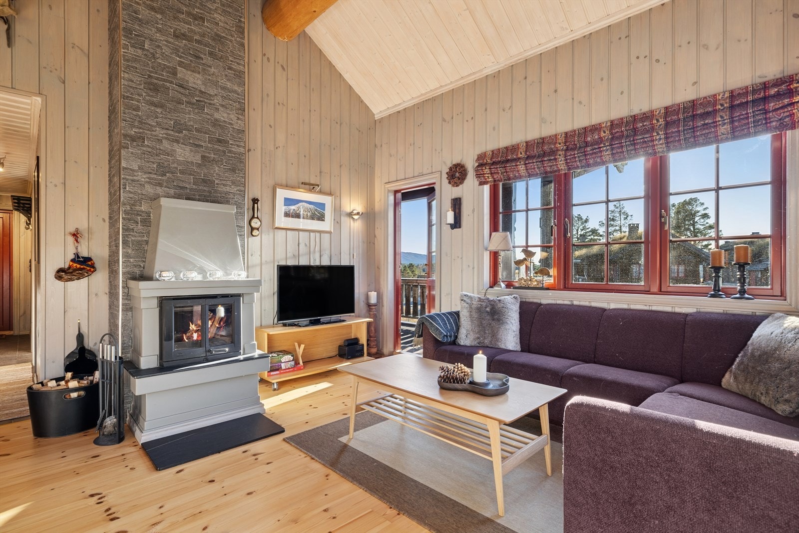 Stuen er møbleringsvennlig, med utgang til veranda og deilig, privat uteplass. Galleribilde