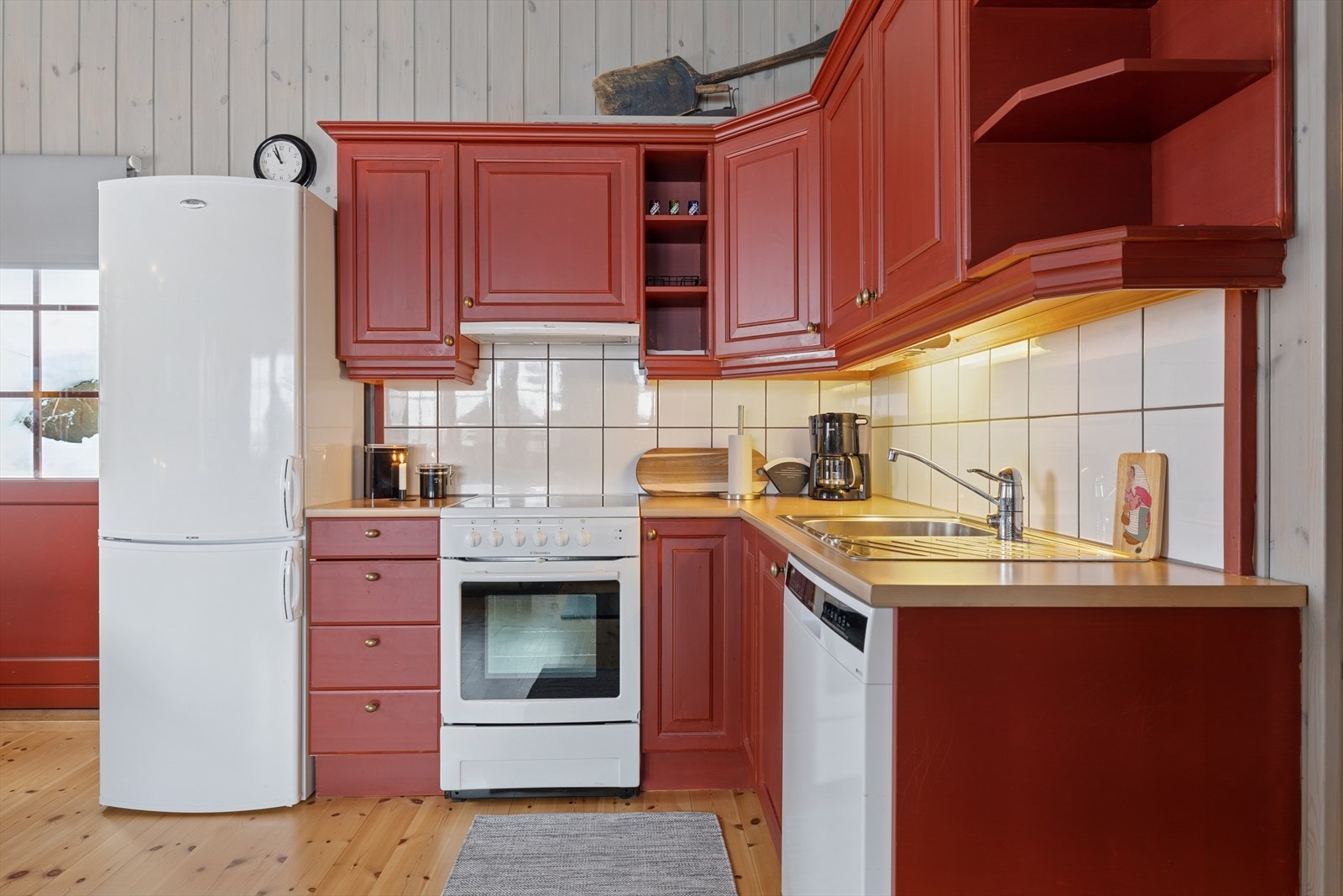 Godt utnyttet kjøkken med både over- og underskap, noe som gir gode oppbevarings muligheter. Galleribilde