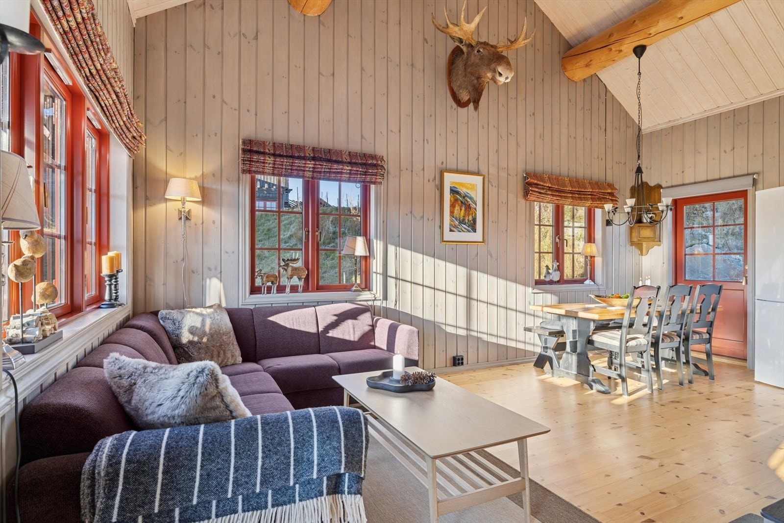 Stue og kjøkken har en åpen og sosial løsning, med store vindusflater som gir rikelig med dagslys Galleribilde