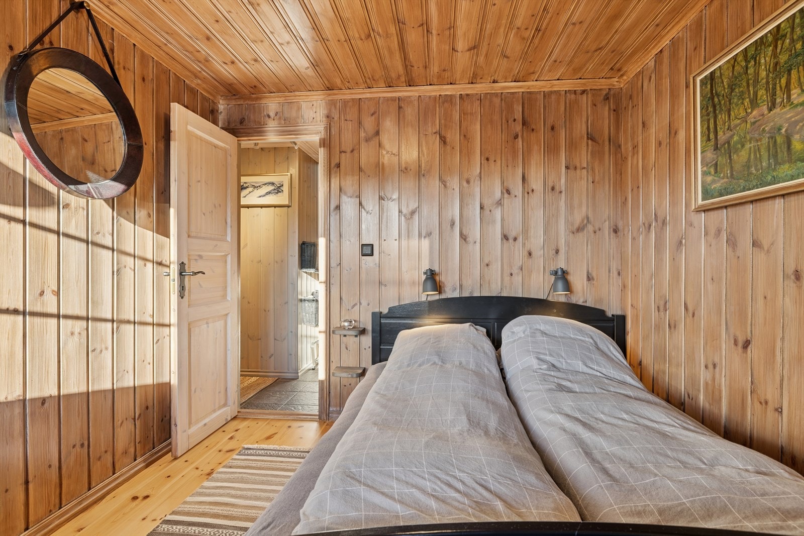 Hovedsoverom er innredet med dobbeltseng - her er det også plass til familiekøye og garderobe om ønskelig. Galleribilde