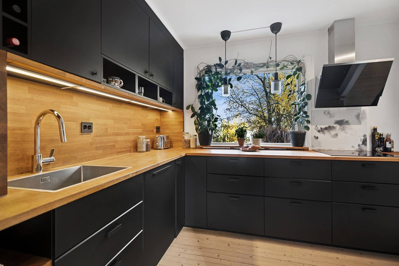 Rikelig med skapplass, god arbeidsbelysning og benkeplate i heltre eik gir et komfortabelt og ryddig kjøkkenmiljø. Galleribilde