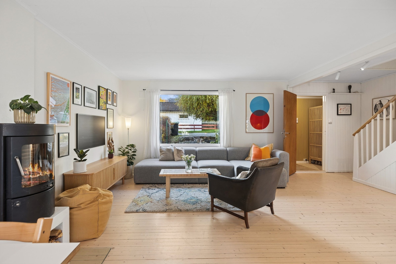 De store vindusflatene slipper inn rikelig med dagslys og skaper en luftig og behagelig atmosfære. Galleribilde