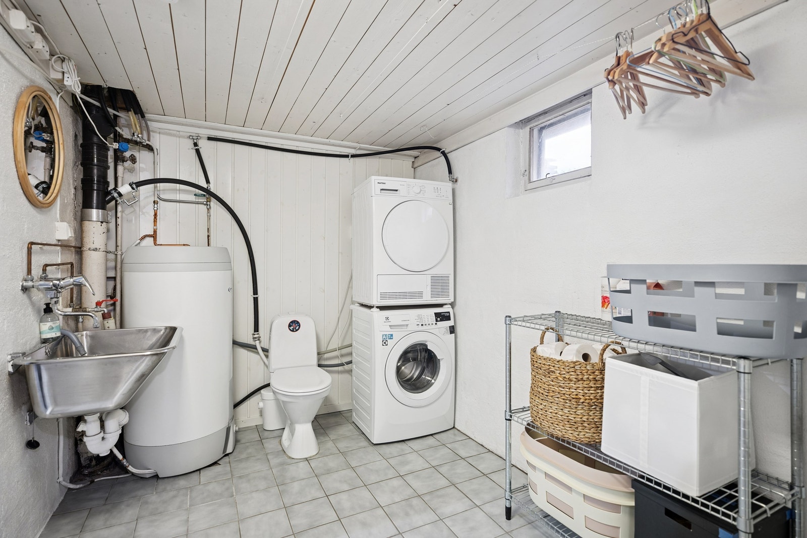 Her finnes det også eget vaskerom som også fungerer som et sekundær bad. (Ikke godkjent/omsøkt til varig opphold) Galleribilde