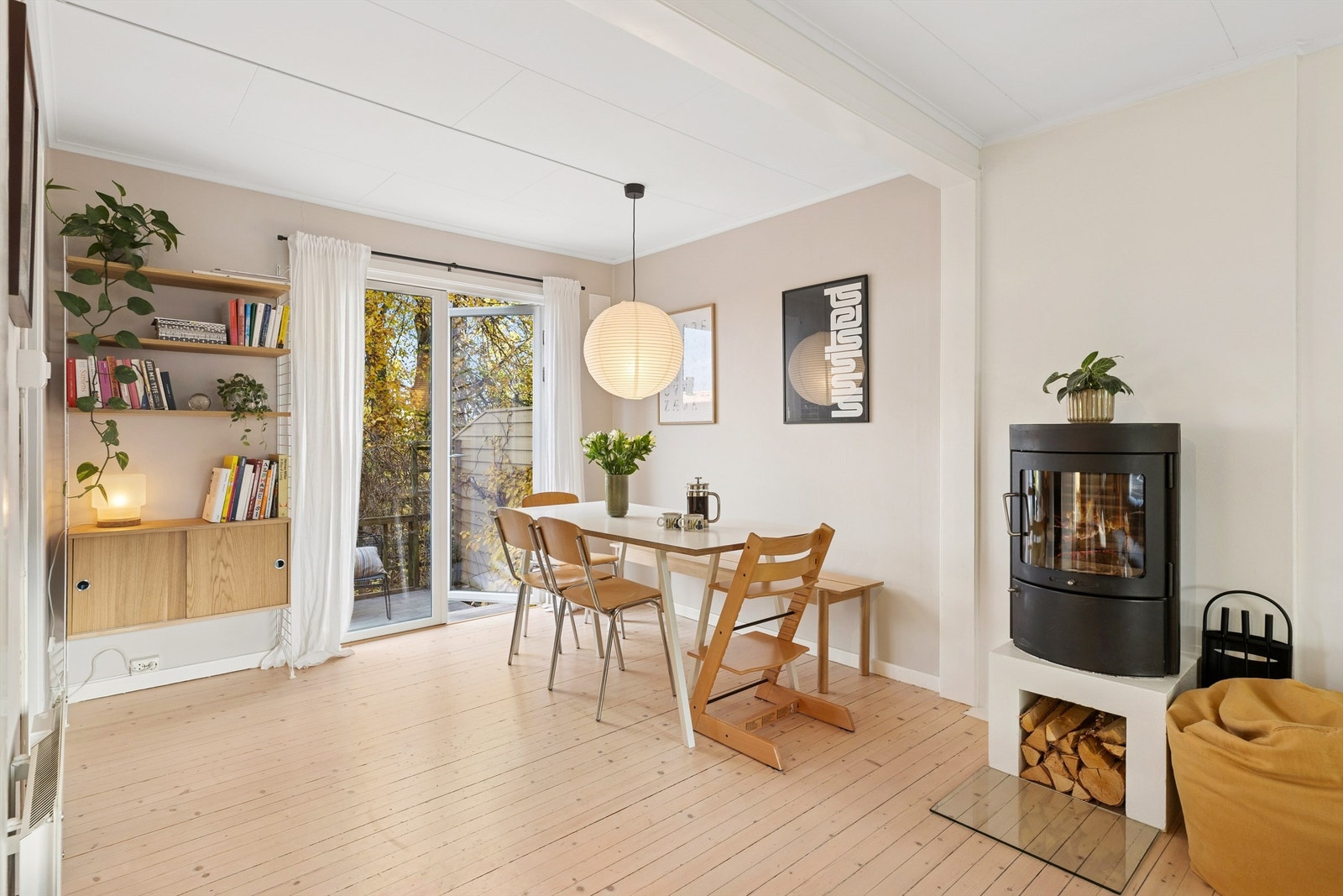 De originale tregulvene og den funksjonelle vedovnen gir spisestuen en varm og sjarmerende atmosfære. Galleribilde