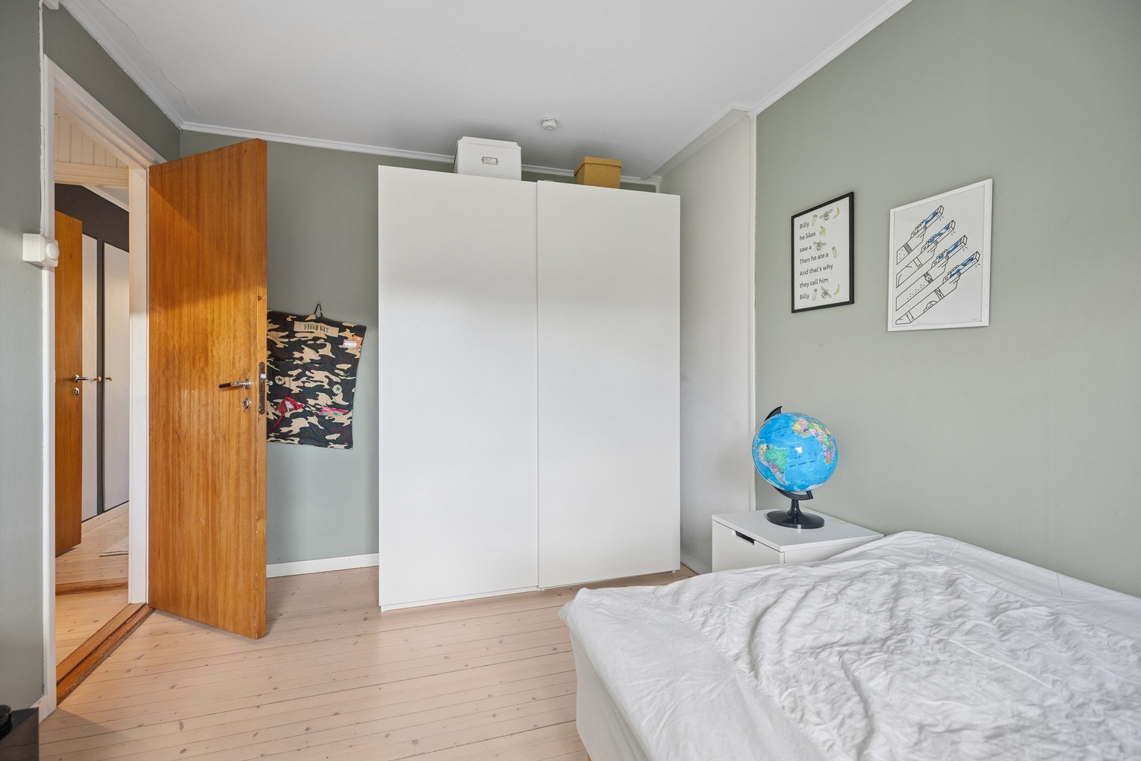 Det store garderobeskapet gir gode oppbevaringsmuligheter og frigjør gulvplassen. Galleribilde