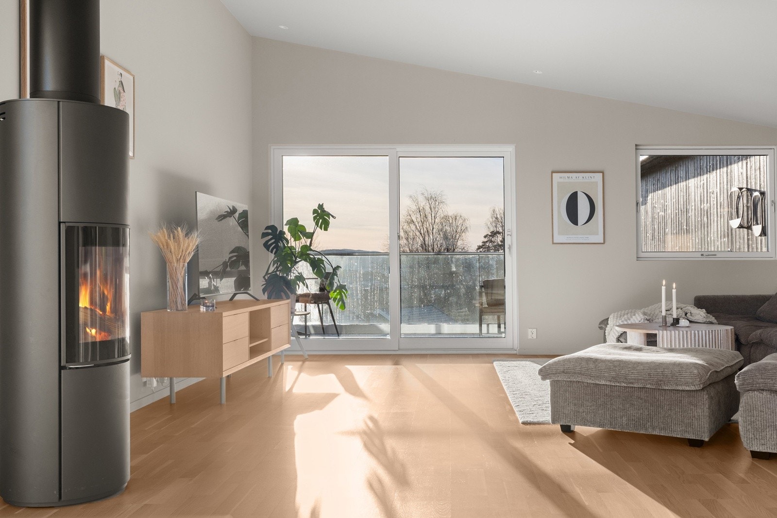 Vinduer har appstyrte screens som regulerer lys og innsyn ? de slipper inn litt lys, slik at rommet fremstår luftig og behagelig selv når screensene er nede. Galleribilde