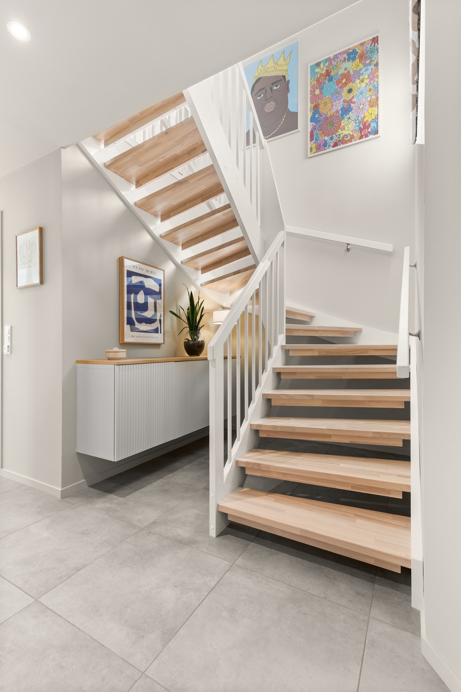 Den stilfulle trappen til andre etasje er sømløst integrert og setter prikken over i-en på det gode førsteinntrykket. Galleribilde