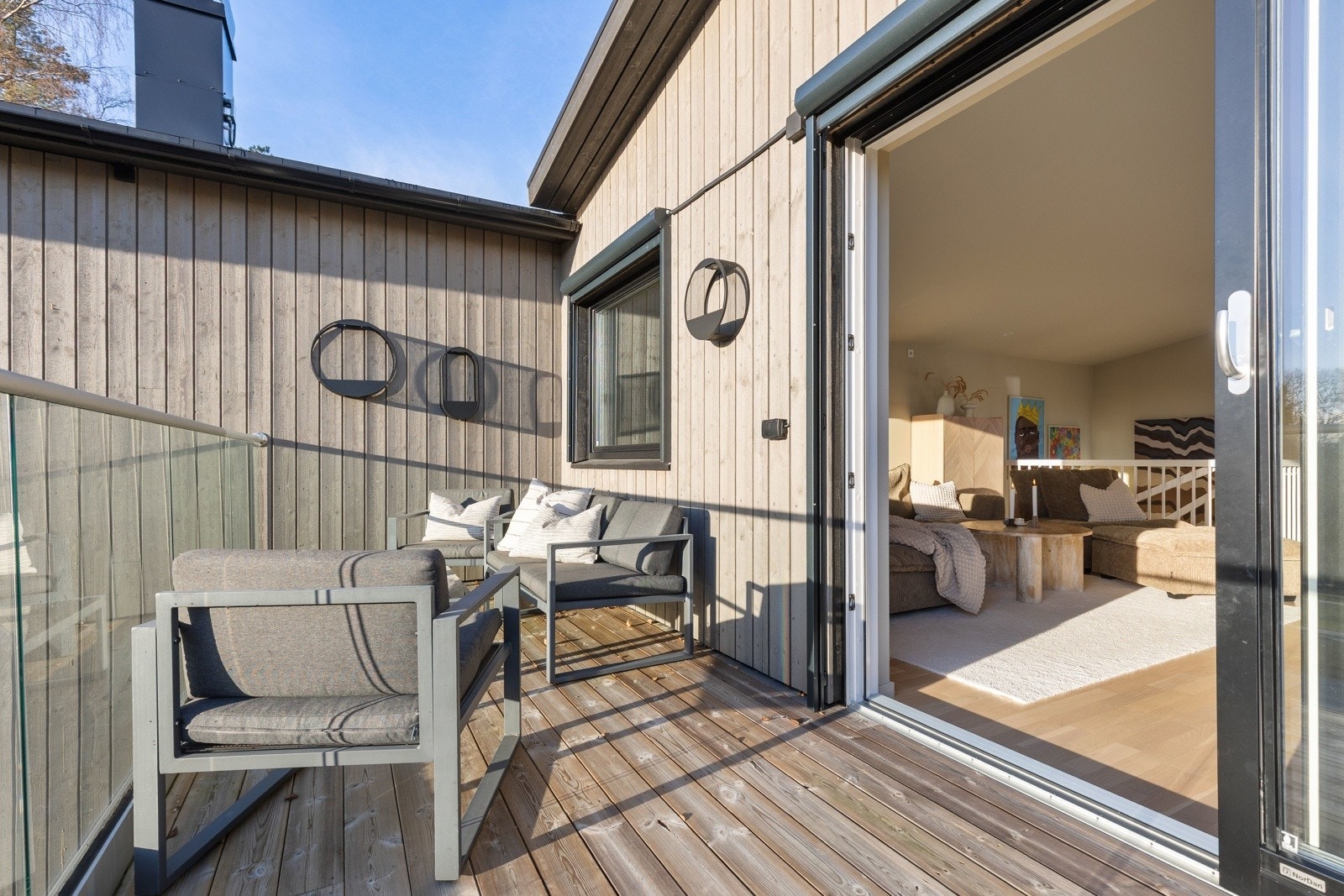 Fra stuen er det utgang til en sørvestvendt balkong som gir et fantastisk sted å nyte både sol og utsikt. Galleribilde