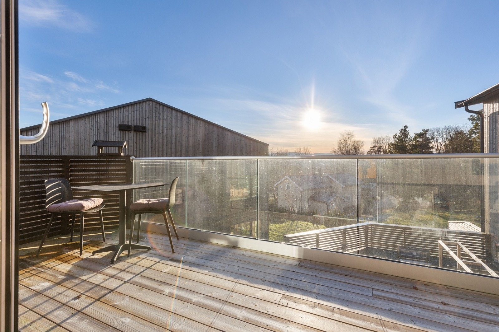 Med plass til sittegruppe, planter og dekor, blir dette en naturlig forlengelse av stuen på varme dager. Galleribilde