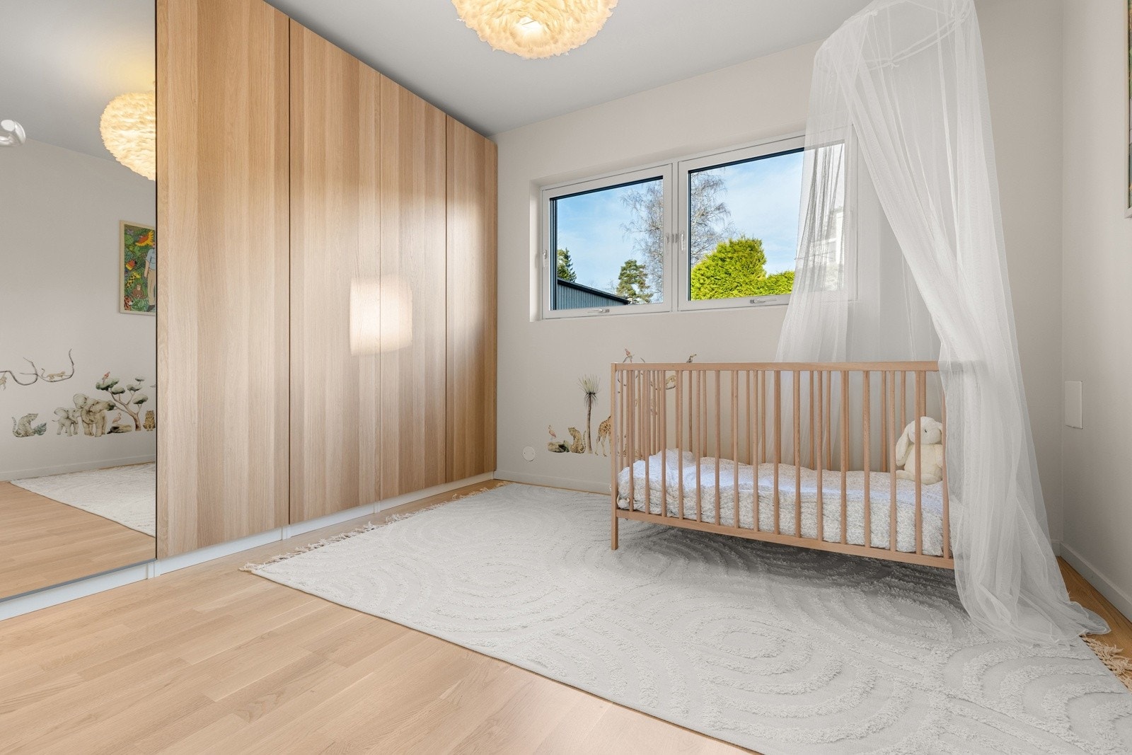 Det tredje soverommet skiller seg ut med sin generøse garderobeløsning, hvorav én av skapfrontene er utstyrt med speil. Galleribilde