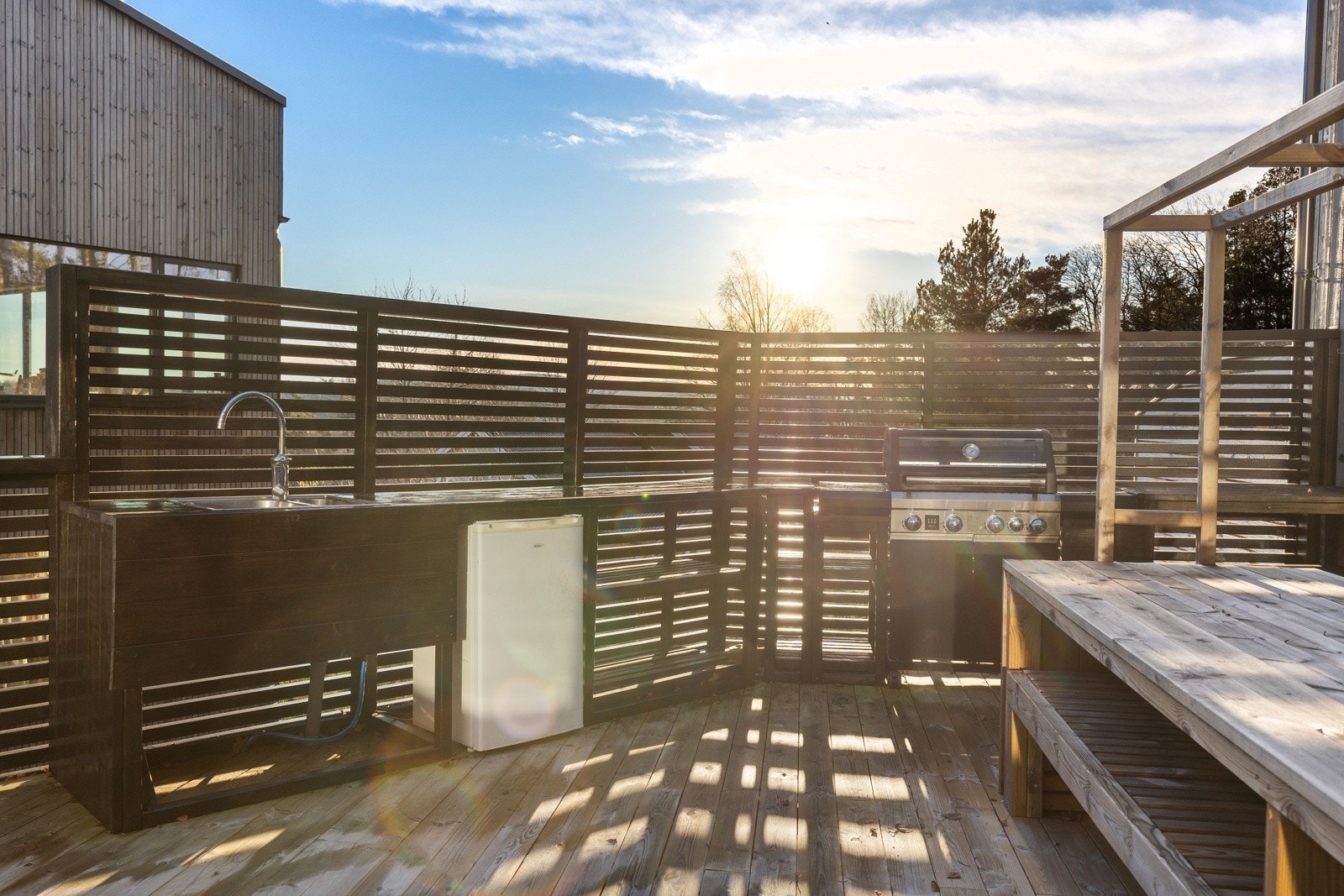 Flott, innholdsrik 1/2-part av 2-mannsbolig med moderne standard og stor, flott platting i tillegg til balkong Galleribilde