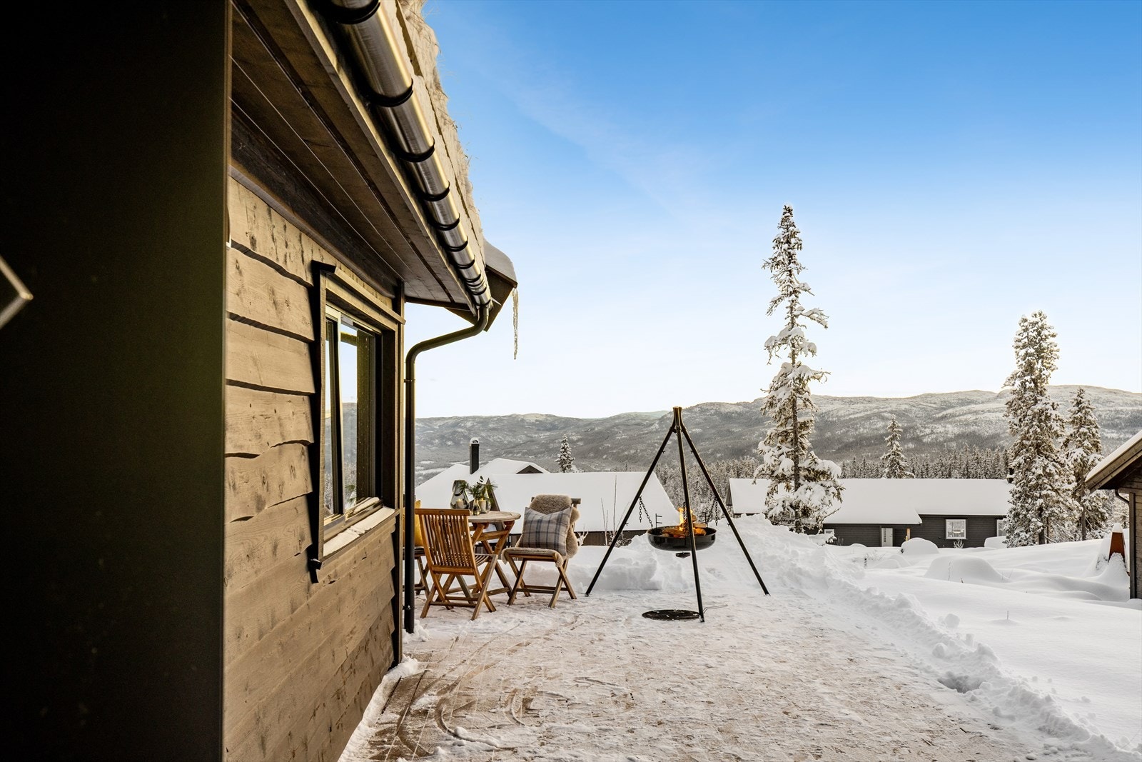 Fra stue og kjøkken er det utgang til stor terrasse på 46 kvm med gode solforhold og nydelig utsikt. Her er rikelig med plass til utemøbler og grill. Galleribilde