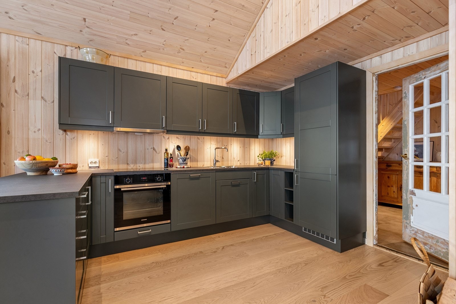 Integrert oppvaskmaskin, koketopp, stekeovn og kjøl/fryseskap. Galleribilde