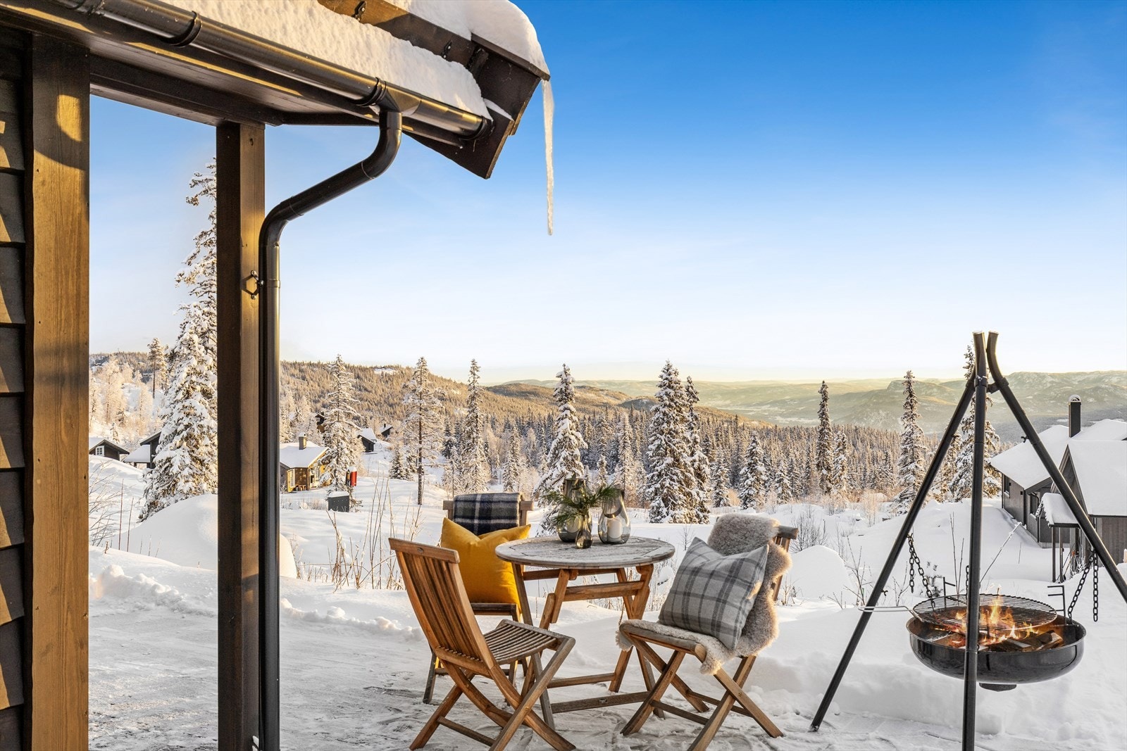 Området byr på gode solforhold og en fantastisk utsikt. En stor tomt er det rikelig med plass til å nyte naturen og friluftsliv Galleribilde