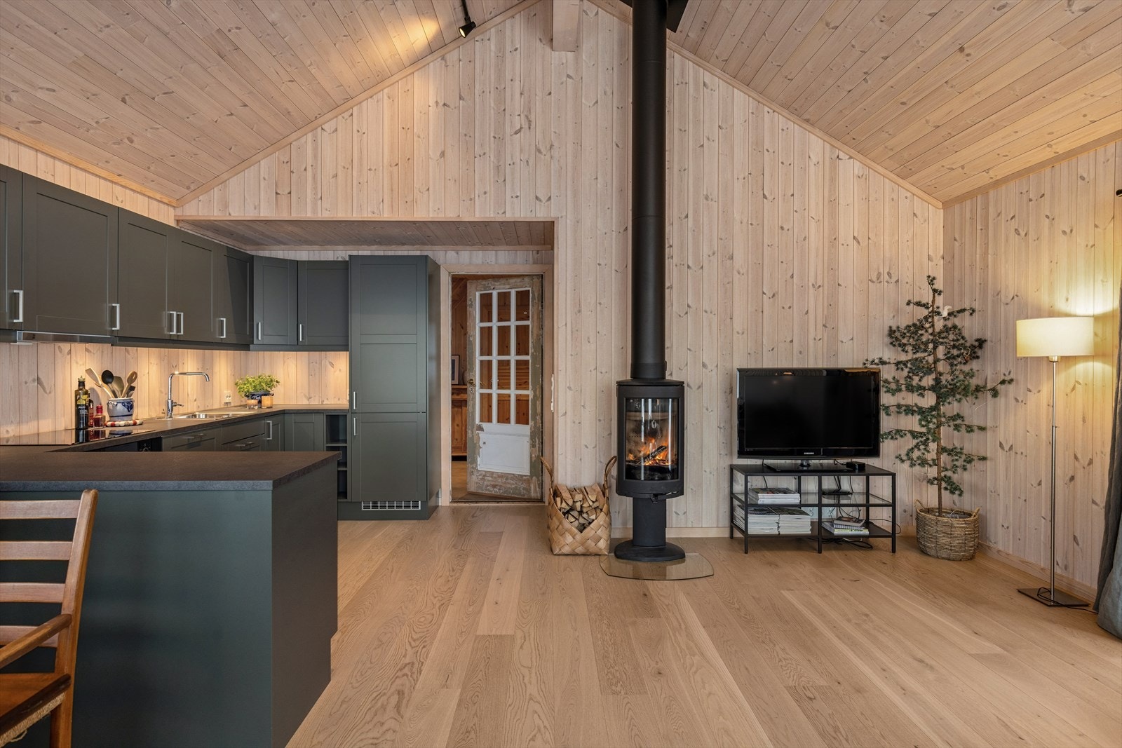 Stuen og kjøkken ligger i åpen løsning med flott takhøyde. Det er montert peis med glassfronter som sørger for en koselig stemning. Galleribilde