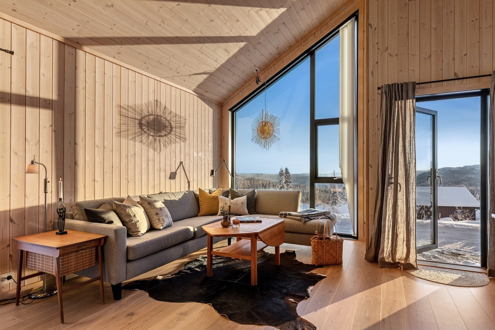 Generøse vindusflater gir godt med naturlig lys og "slipper inn" de vakre omgivelsene. Galleribilde