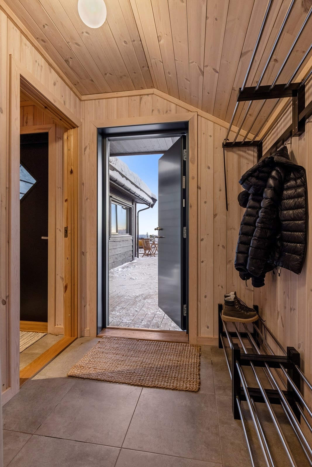 Bod/vaskerom har egen inngang og fungerer som praktisk biinngang hvor man kan henge fra seg våte klær. Galleribilde